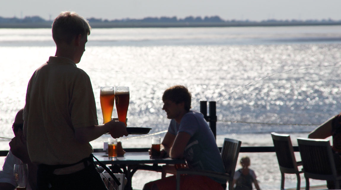 Man trägt Getränke zum Tisch.