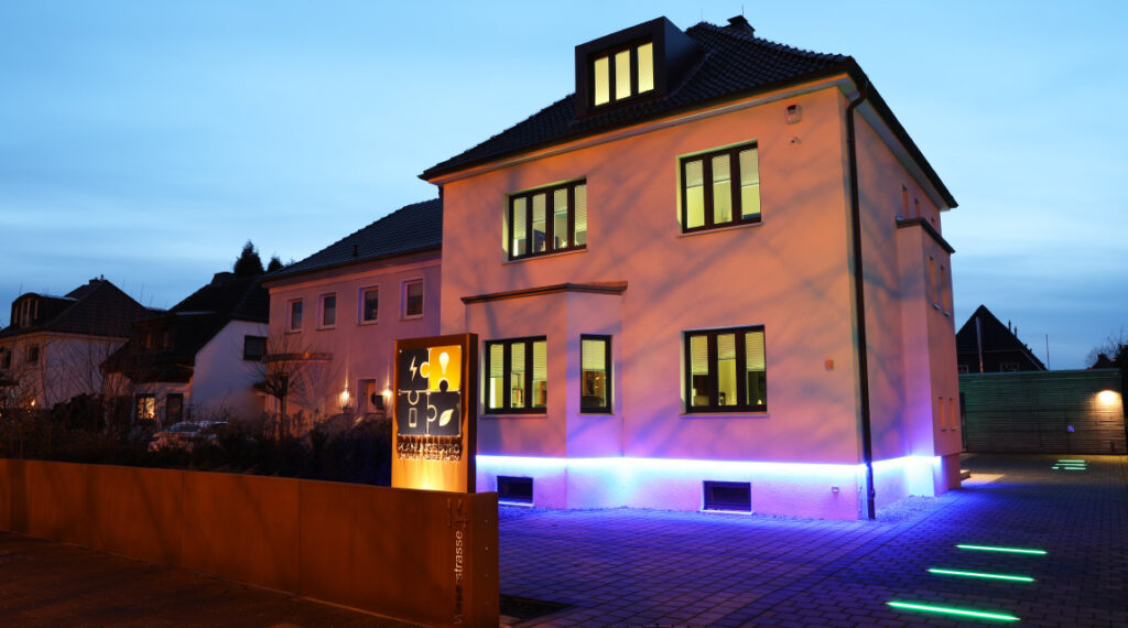 Ein schön beleuchtetes Haus.