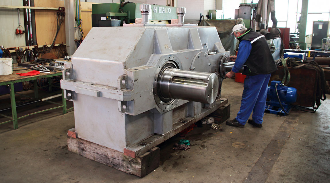 Mann bei der Reparatur einer Kranwinde.